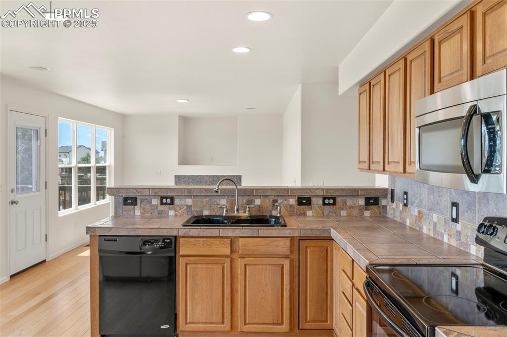 Image 9 of 46: Kitchen