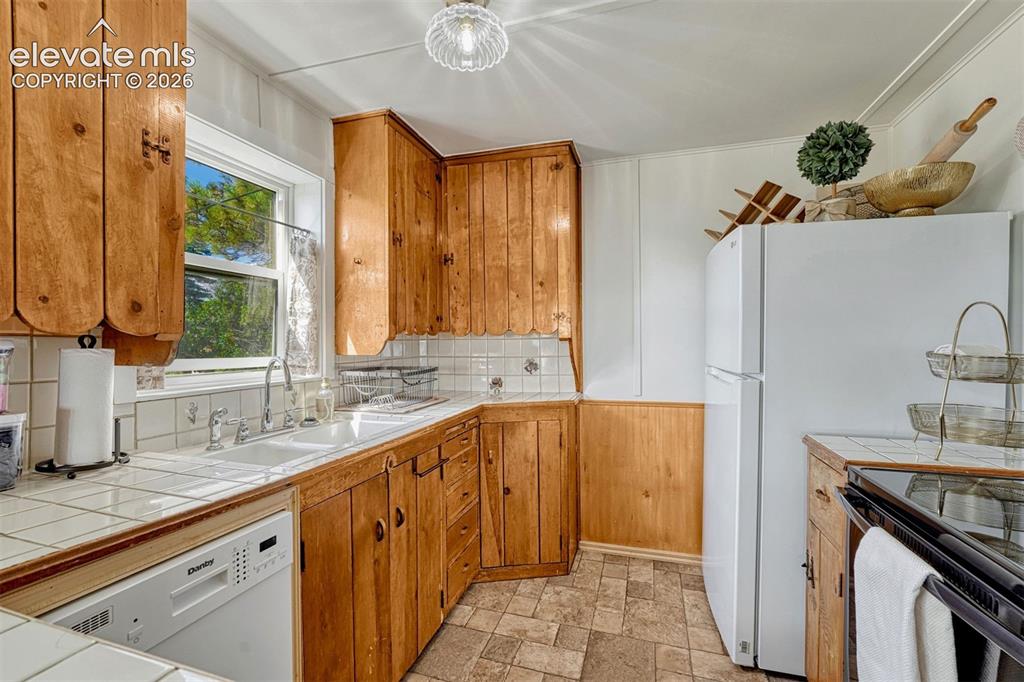 Image 17 of 48: Kitchen