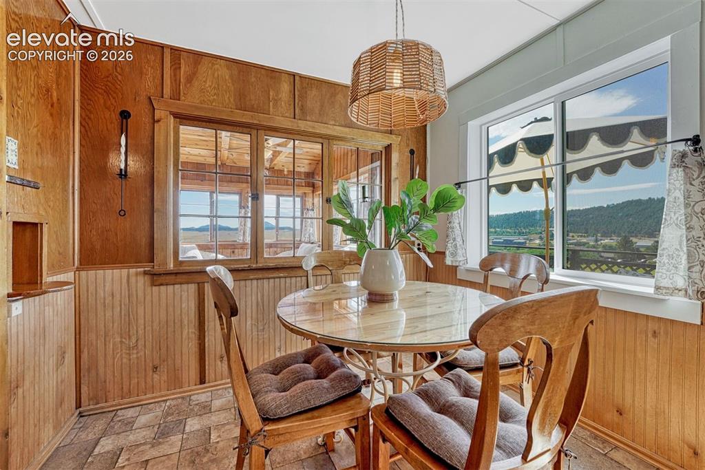 Image 18 of 48: Dining Area