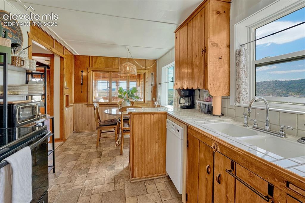 Image 29 of 48: Kitchen