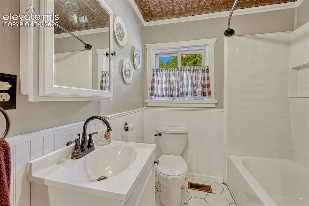 Image 31 of 48: Bathroom