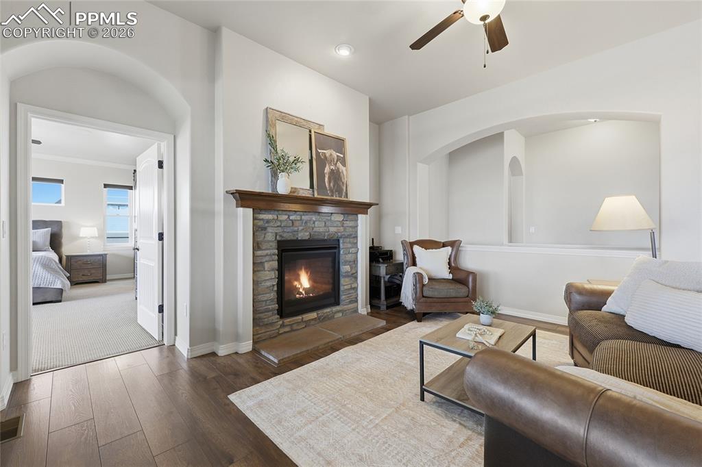 Image 10 of 50: Living Room