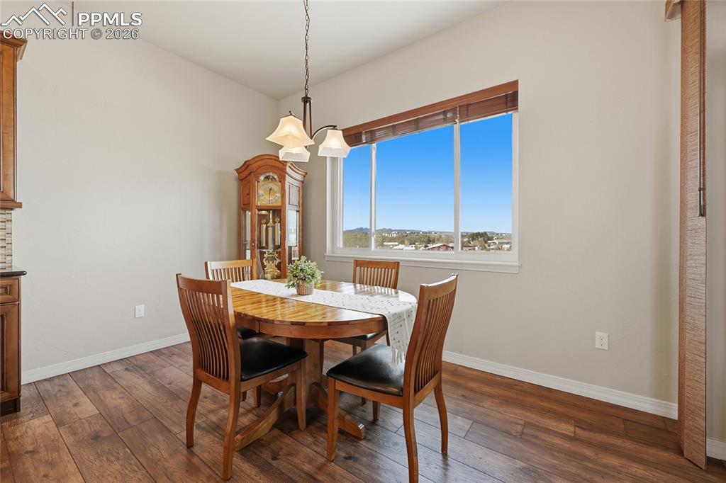 Image 16 of 50: Dining Area