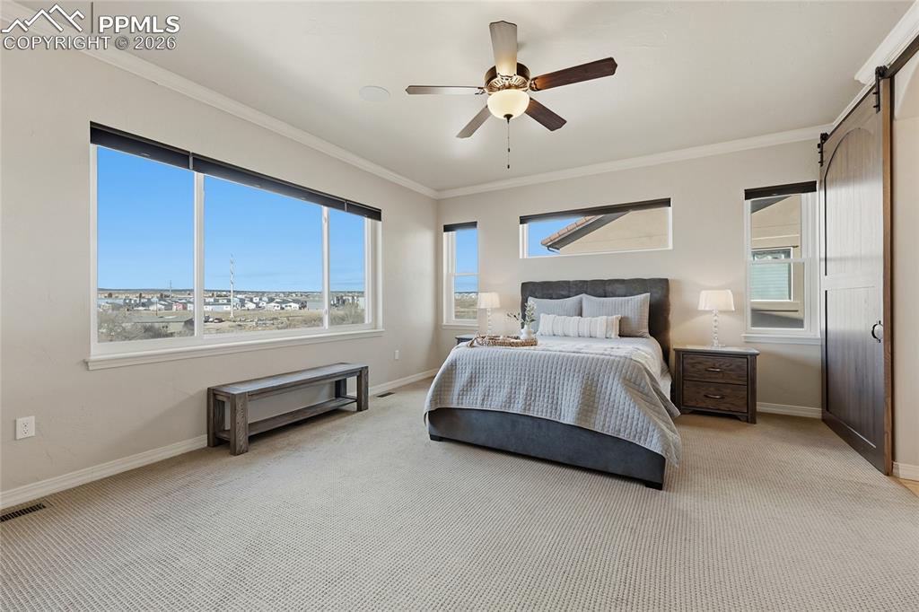 Image 17 of 50: Bedroom