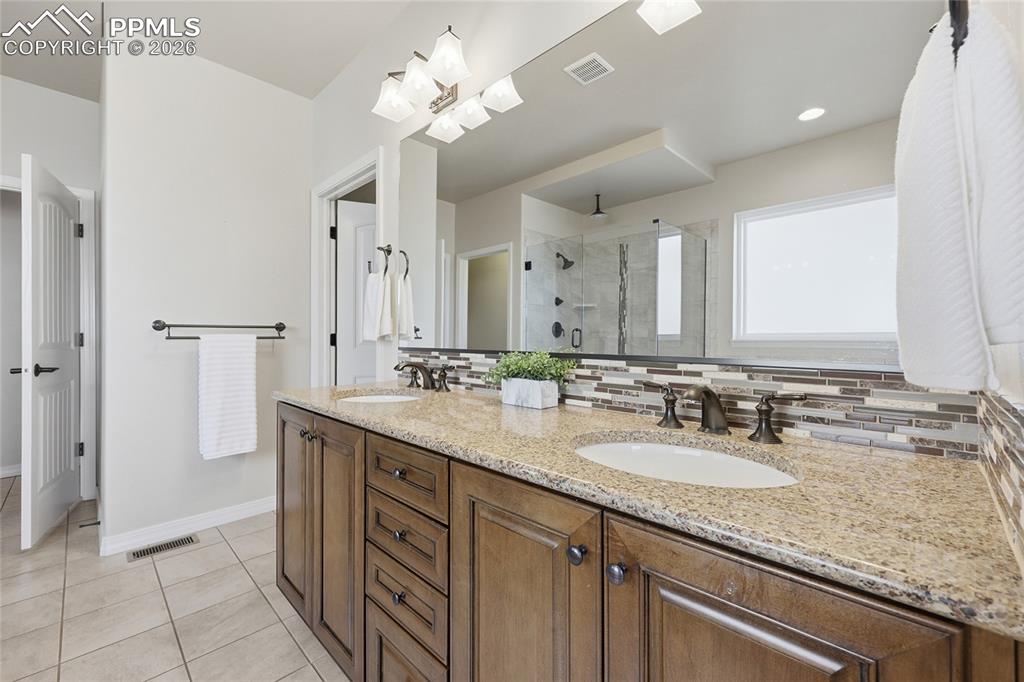 Image 21 of 50: Bathroom