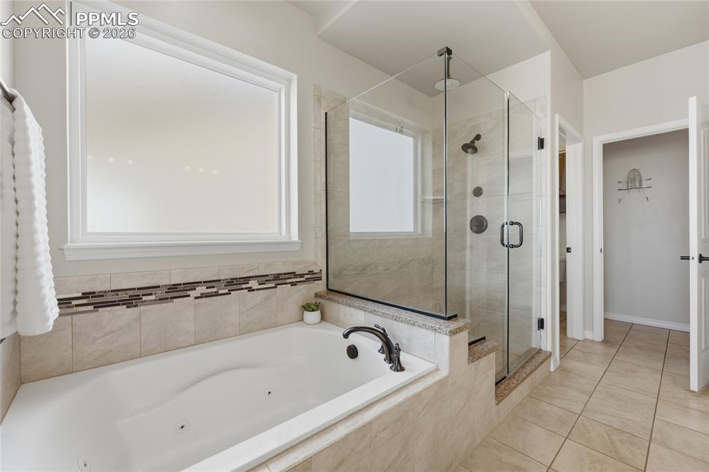 Image 23 of 50: Bathroom