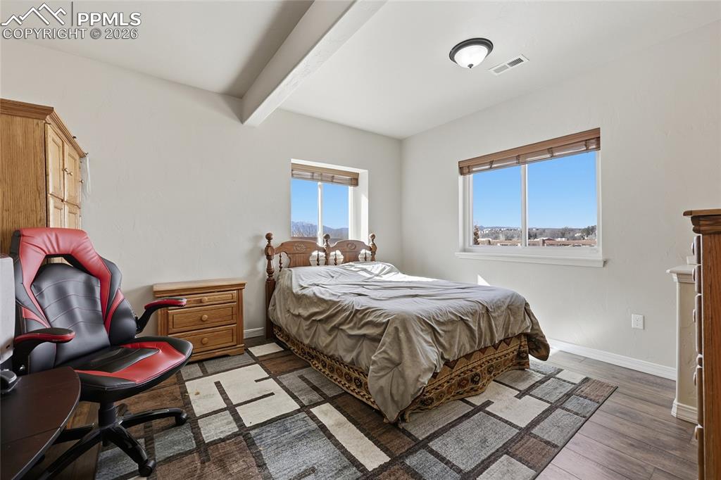 Image 31 of 50: Bedroom