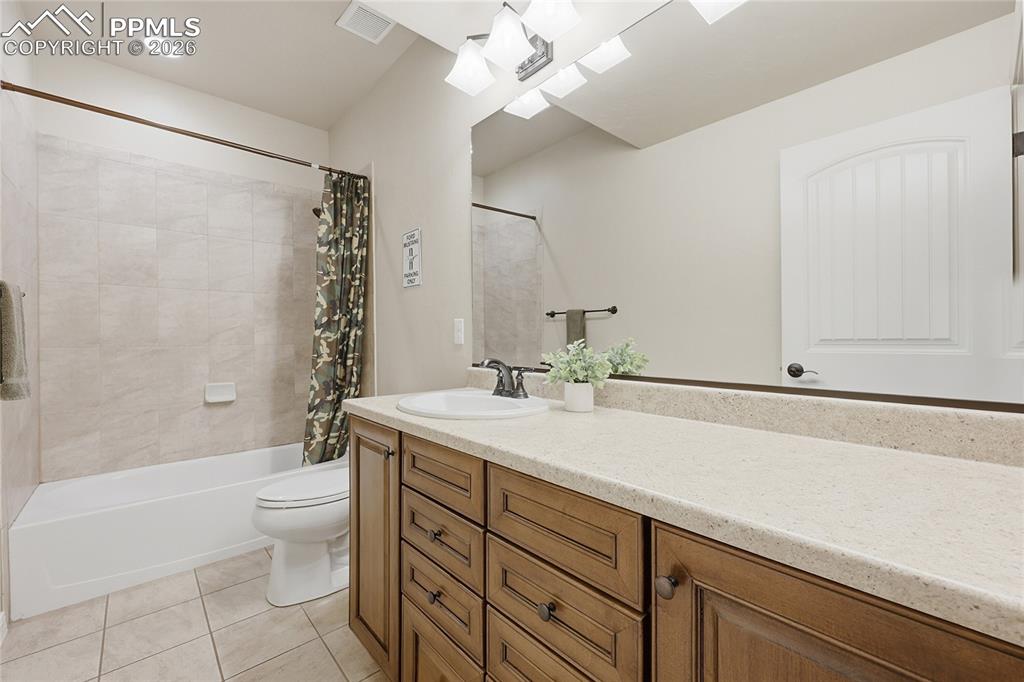 Image 32 of 50: Bathroom