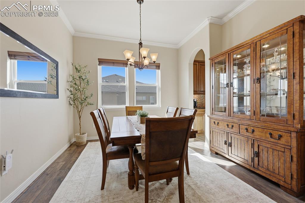 Image 7 of 50: Dining Area