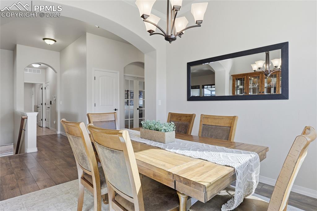 Image 8 of 50: Dining Area