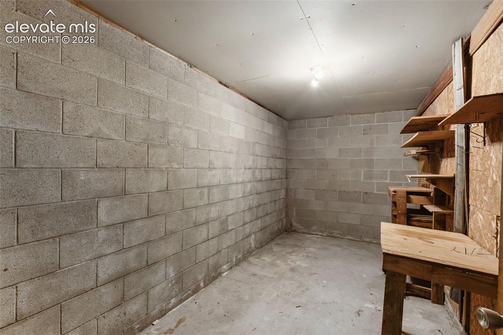 Image 23 of 32: Workshop or storage space