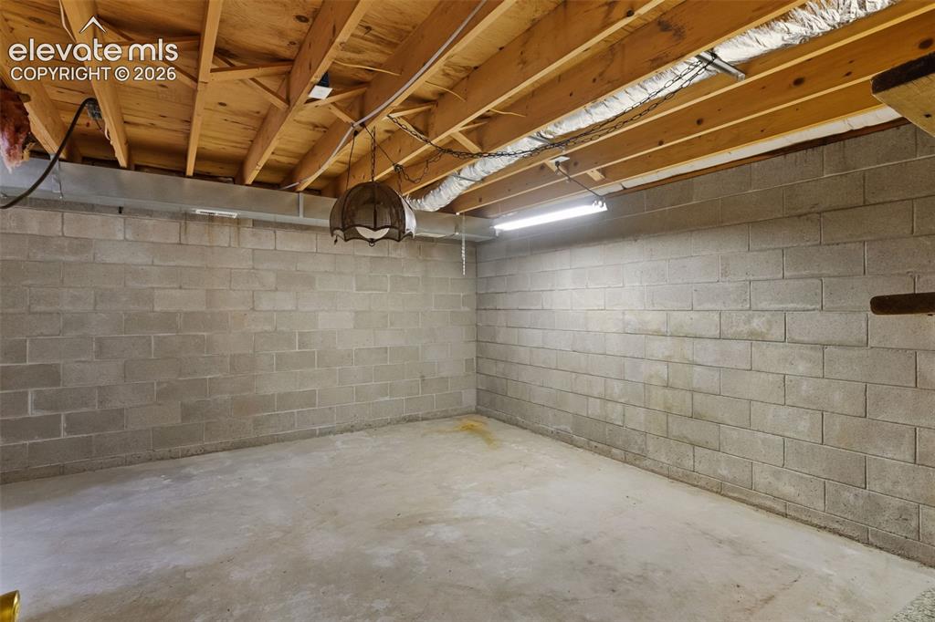 Image 24 of 32: Workshop or storage space