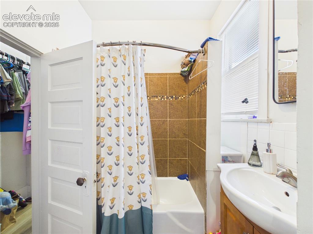 Image 14 of 22: Bathroom