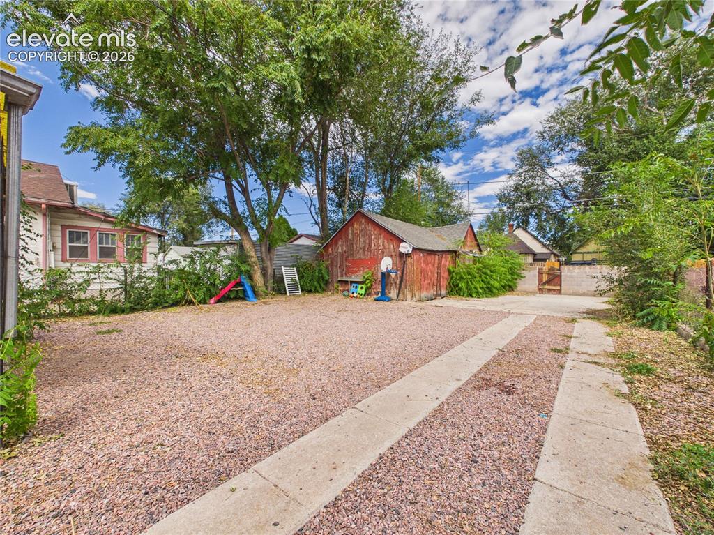 Image 19 of 22: Yard