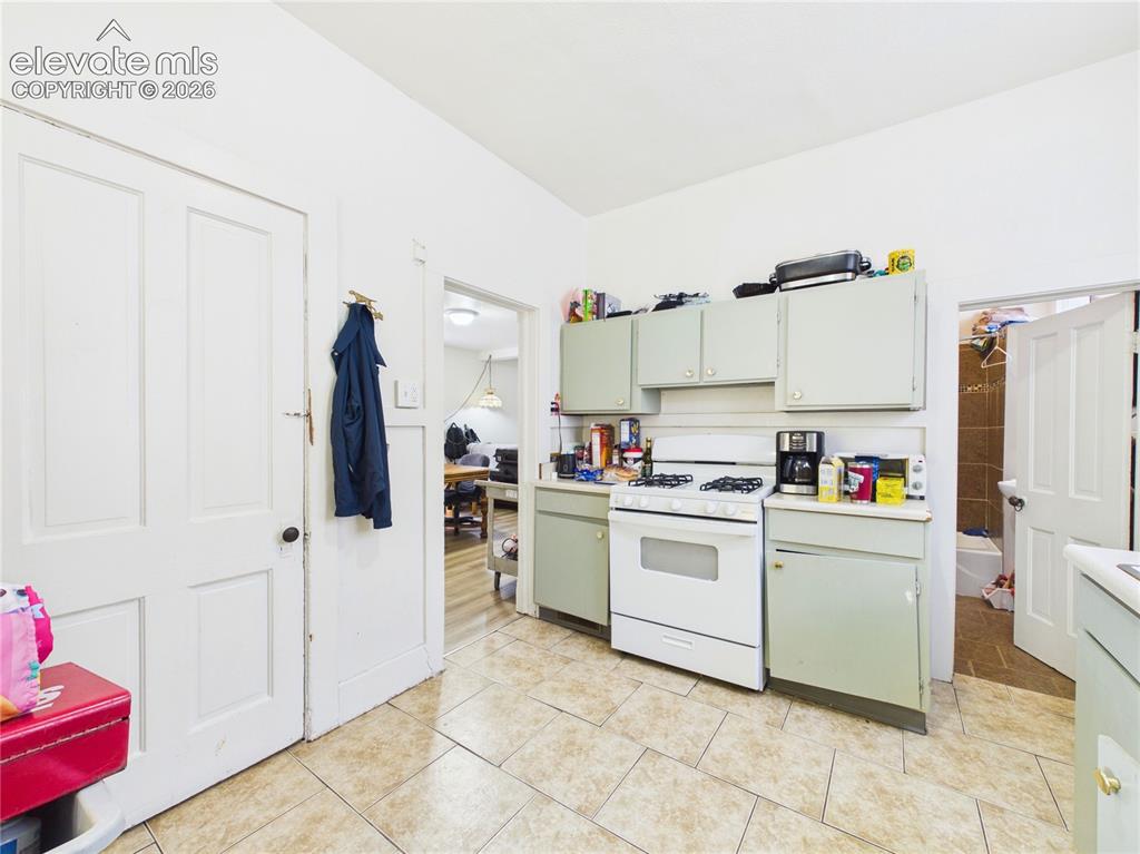 Image 8 of 22: Kitchen