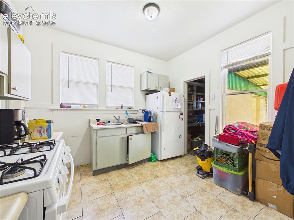 Image 9 of 22: Kitchen