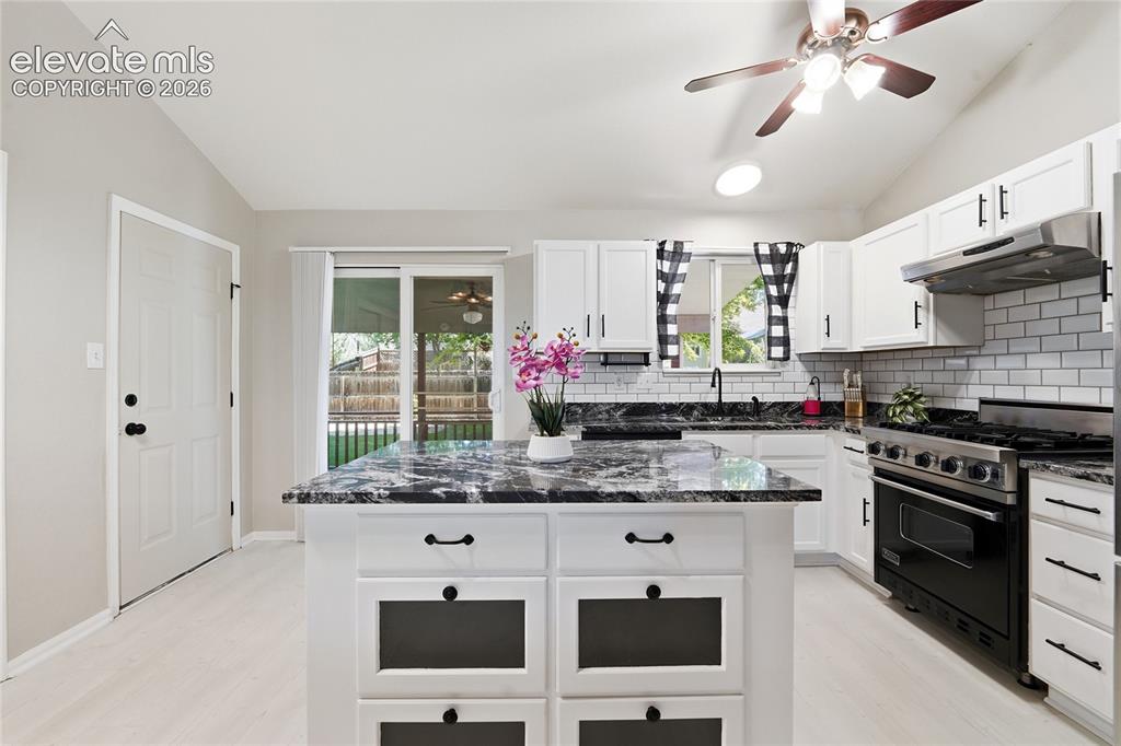 Image 15 of 48: Kitchen