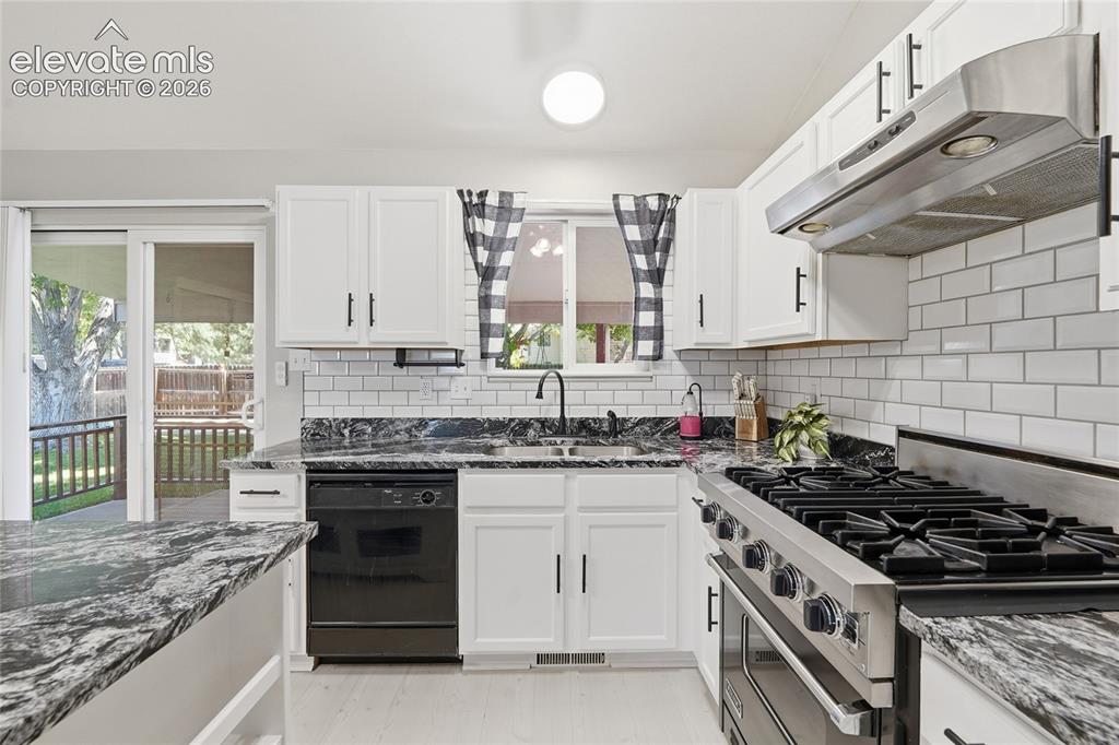 Image 16 of 48: Kitchen