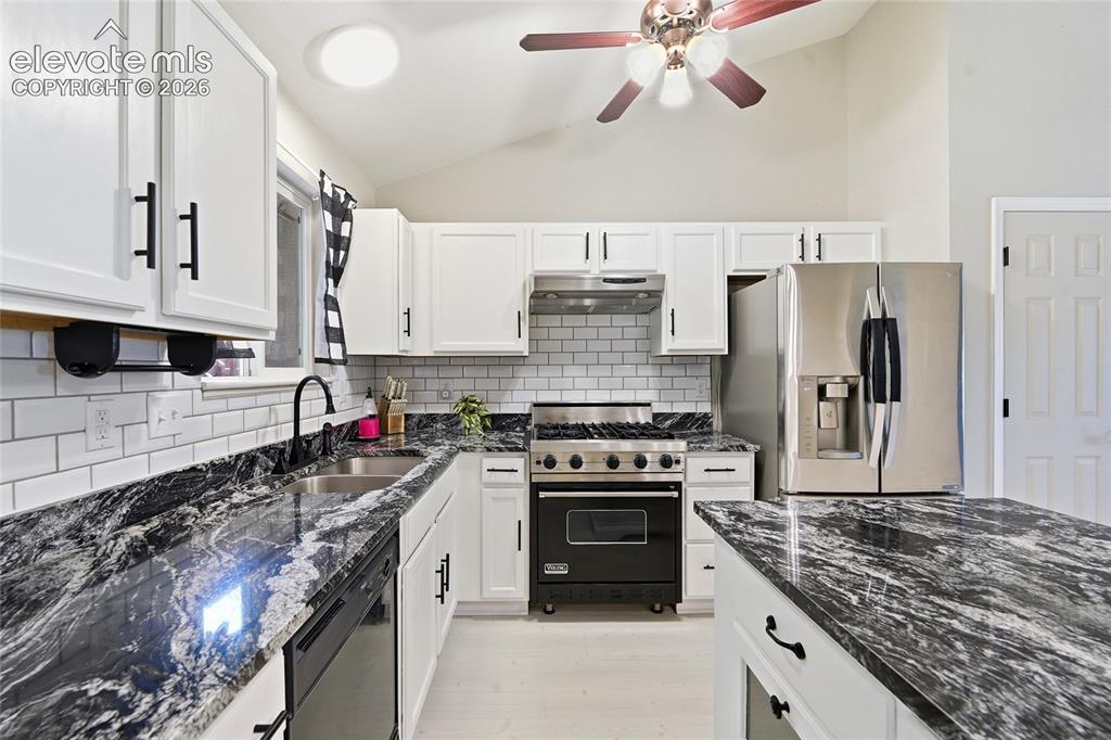 Image 18 of 48: Kitchen