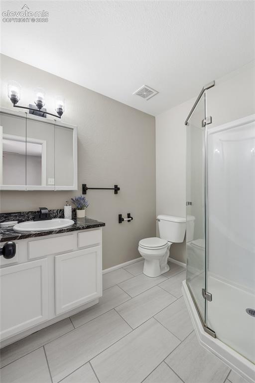 Image 23 of 48: Bathroom