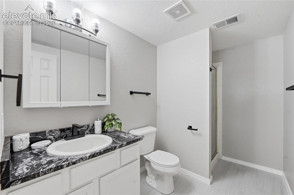 Image 37 of 48: Bathroom