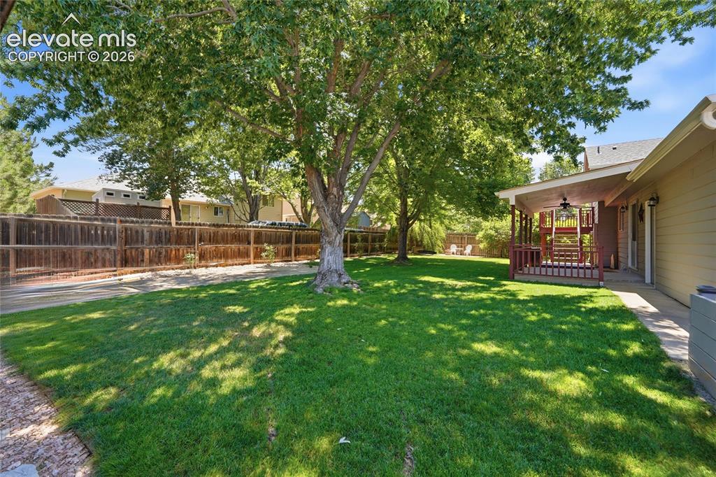 Image 47 of 48: Yard