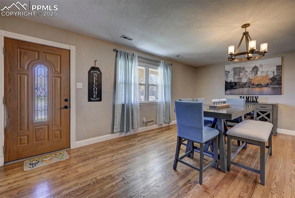 Image 10 of 47: Dining Area