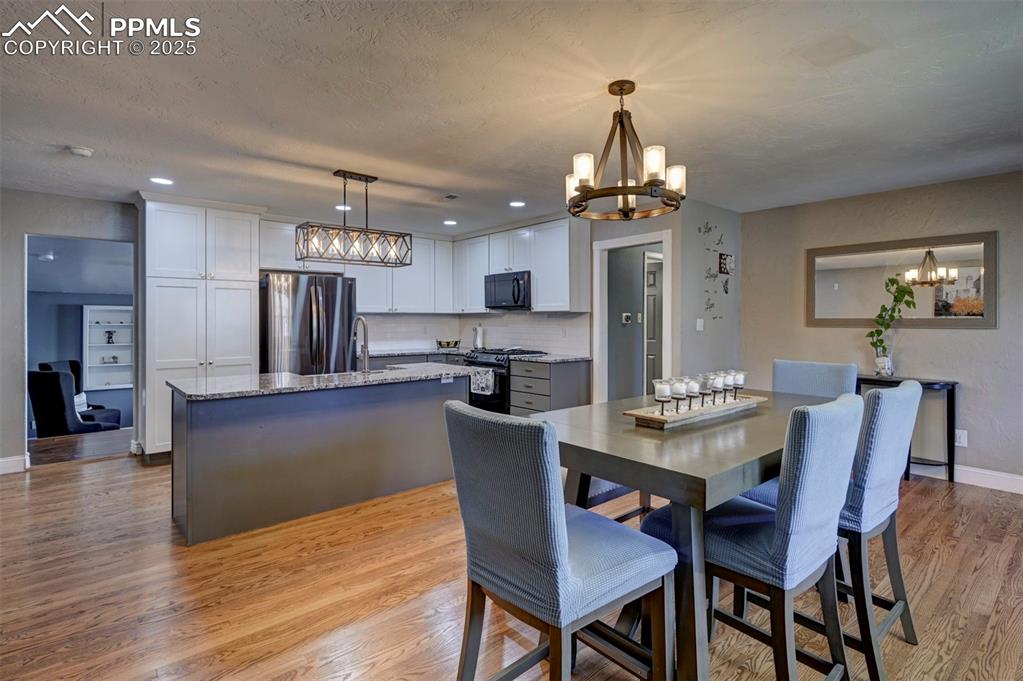 Image 13 of 47: Dining Area