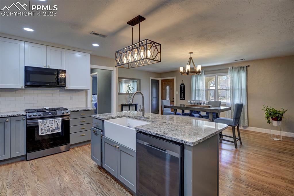 Image 15 of 47: Kitchen