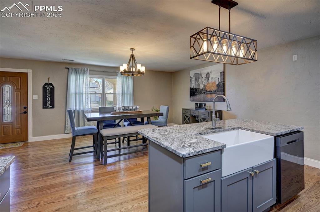 Image 16 of 47: Kitchen