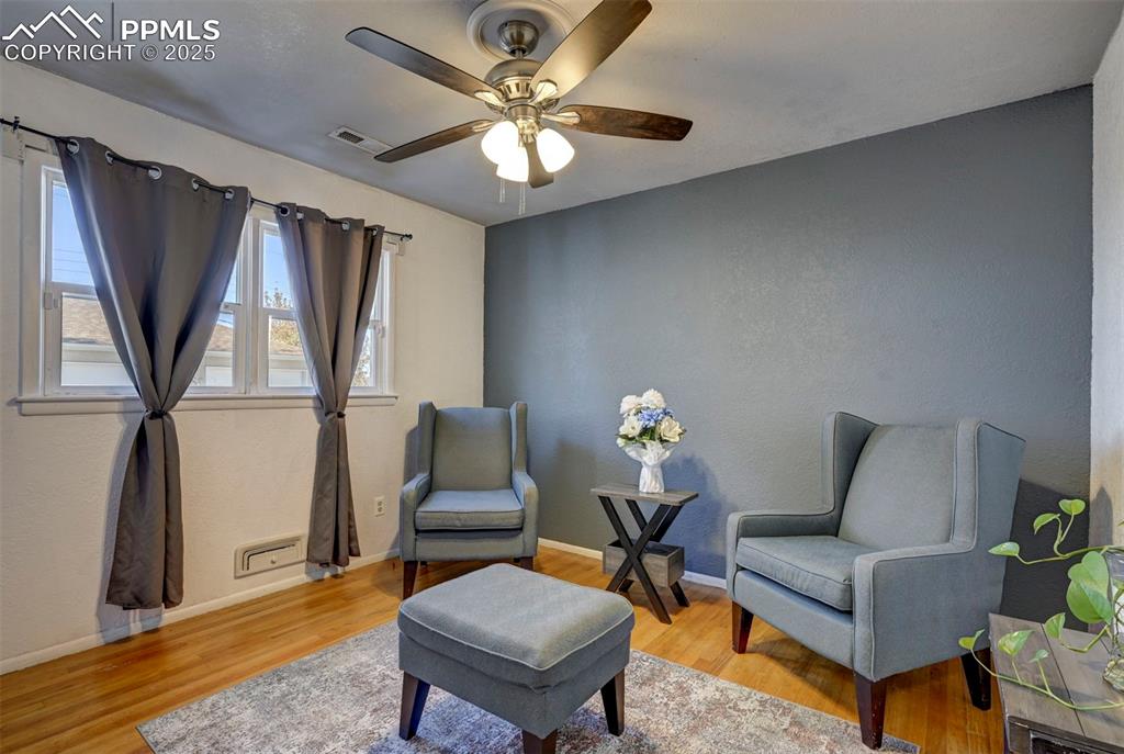 Image 17 of 47: Sitting Room