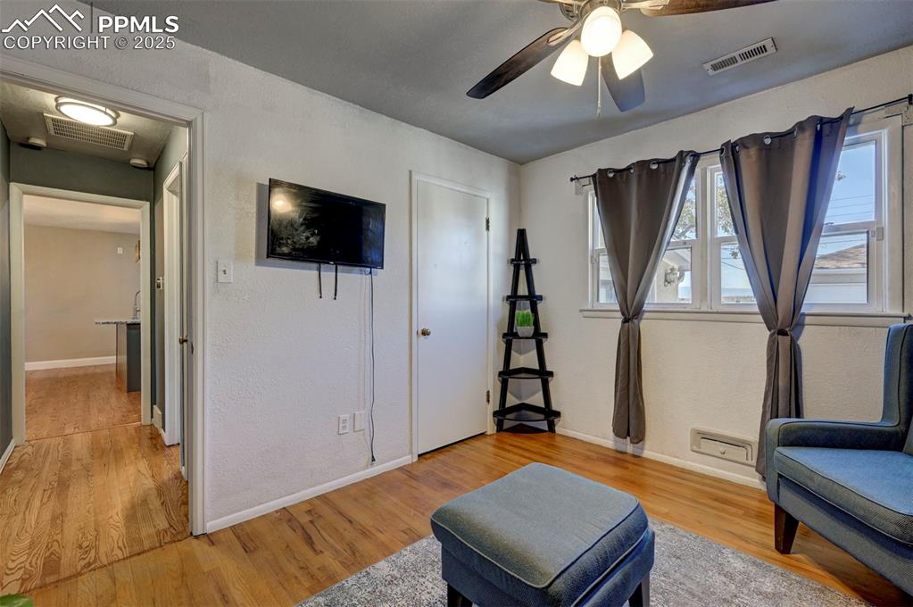 Image 18 of 47: Sitting Room