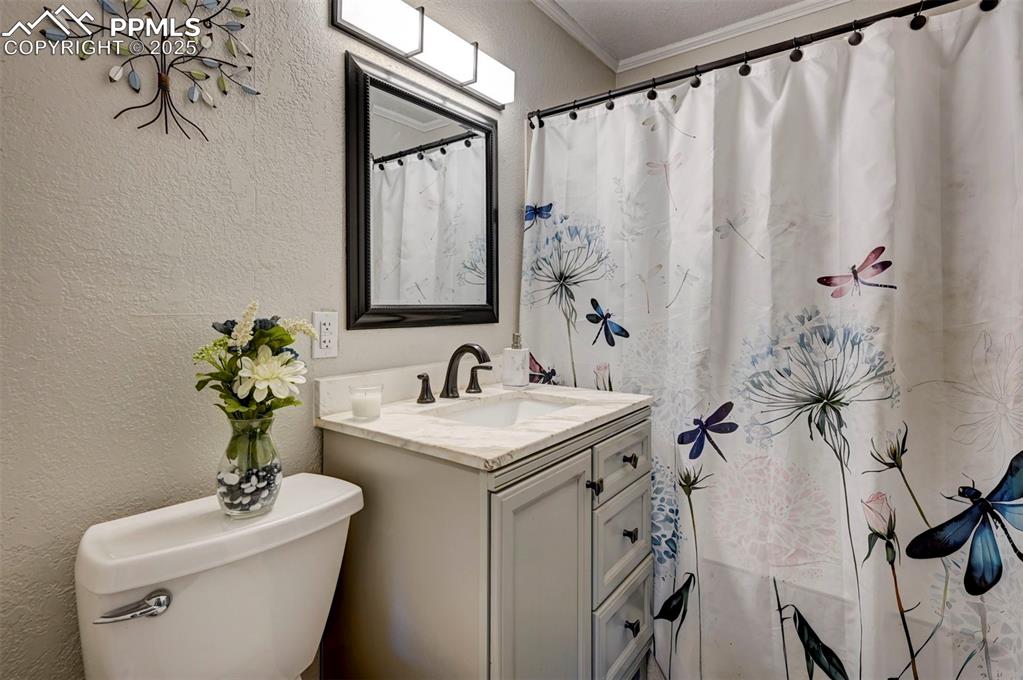 Image 19 of 47: Bathroom