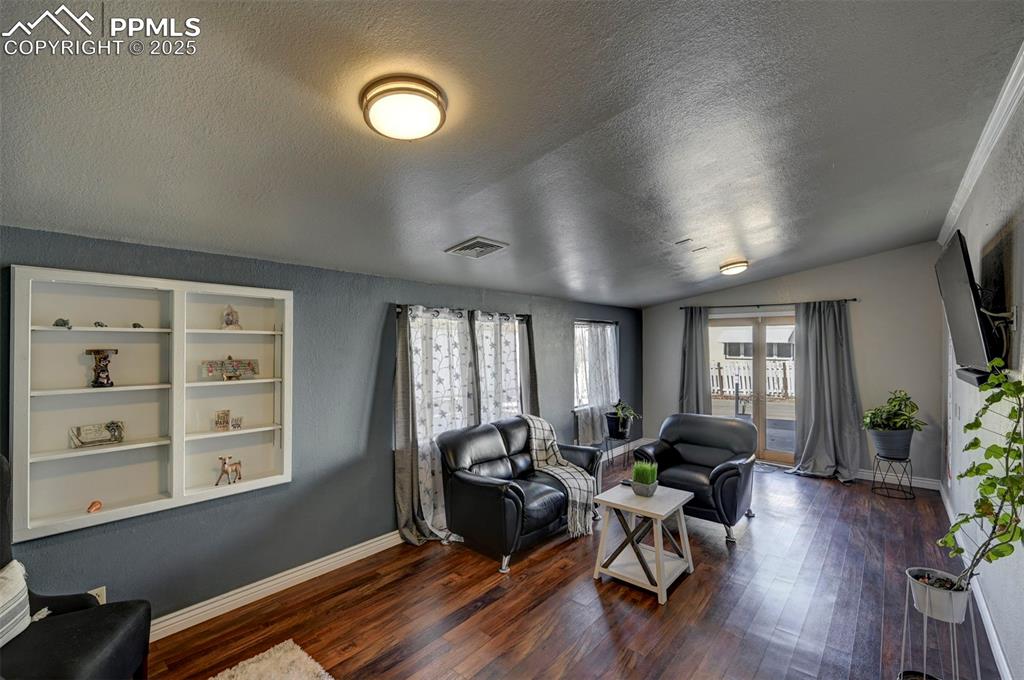 Image 22 of 47: Living Room