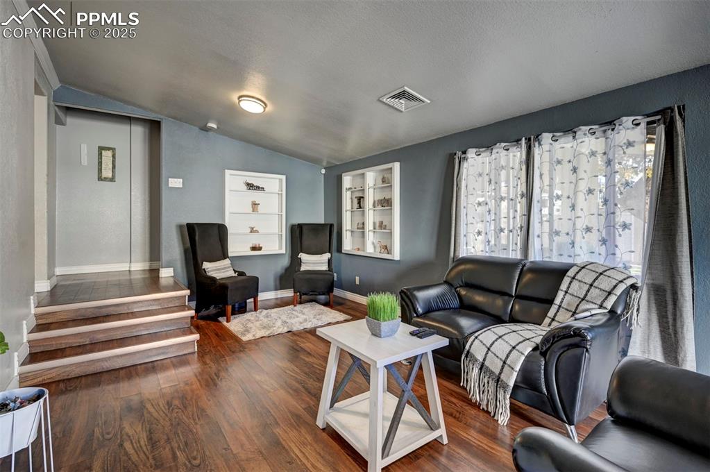 Image 23 of 47: Living Room