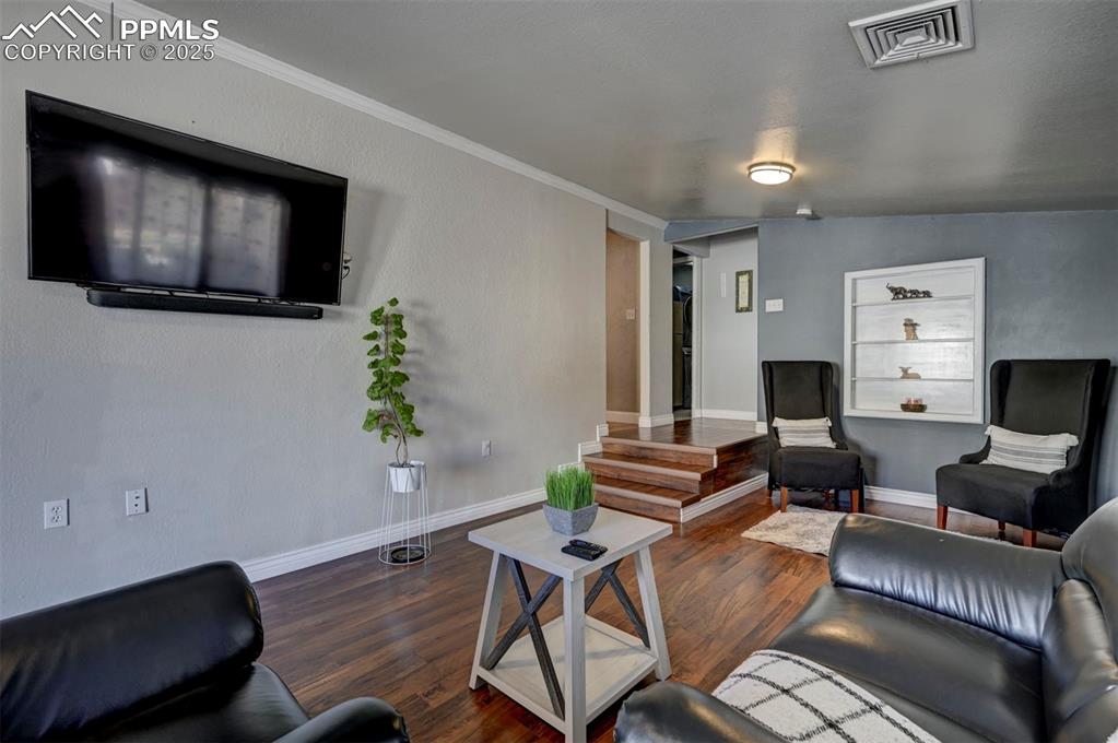 Image 24 of 47: Living Room