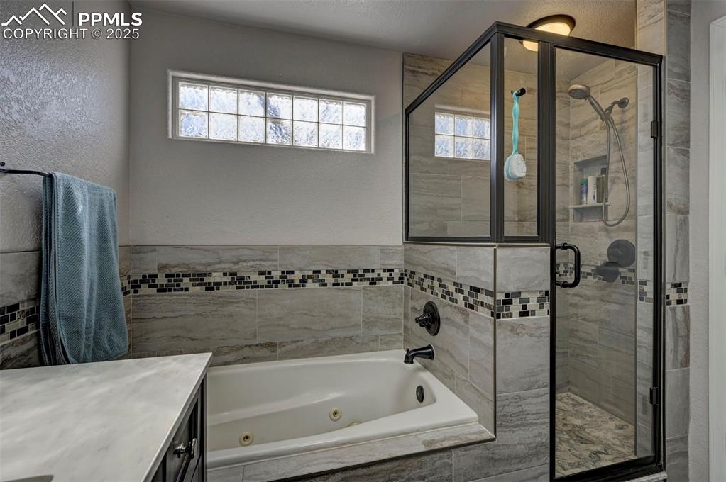 Image 30 of 47: Bathroom