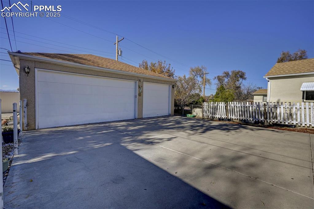 Image 36 of 47: Garage