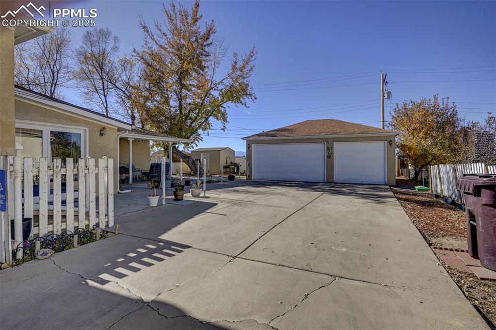 Image 40 of 47: Garage