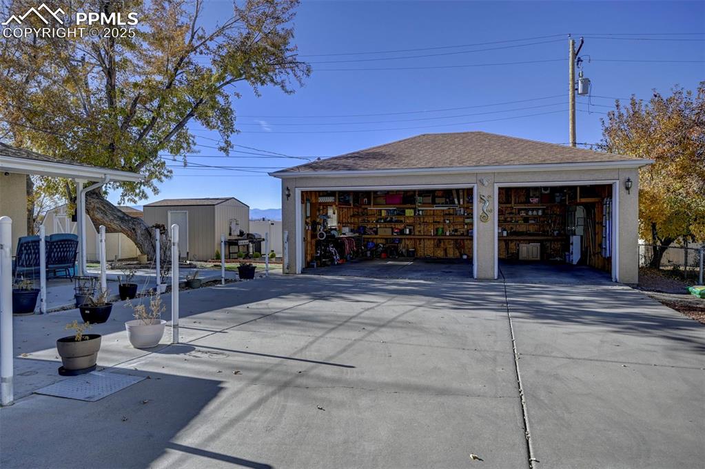 Image 41 of 47: Garage