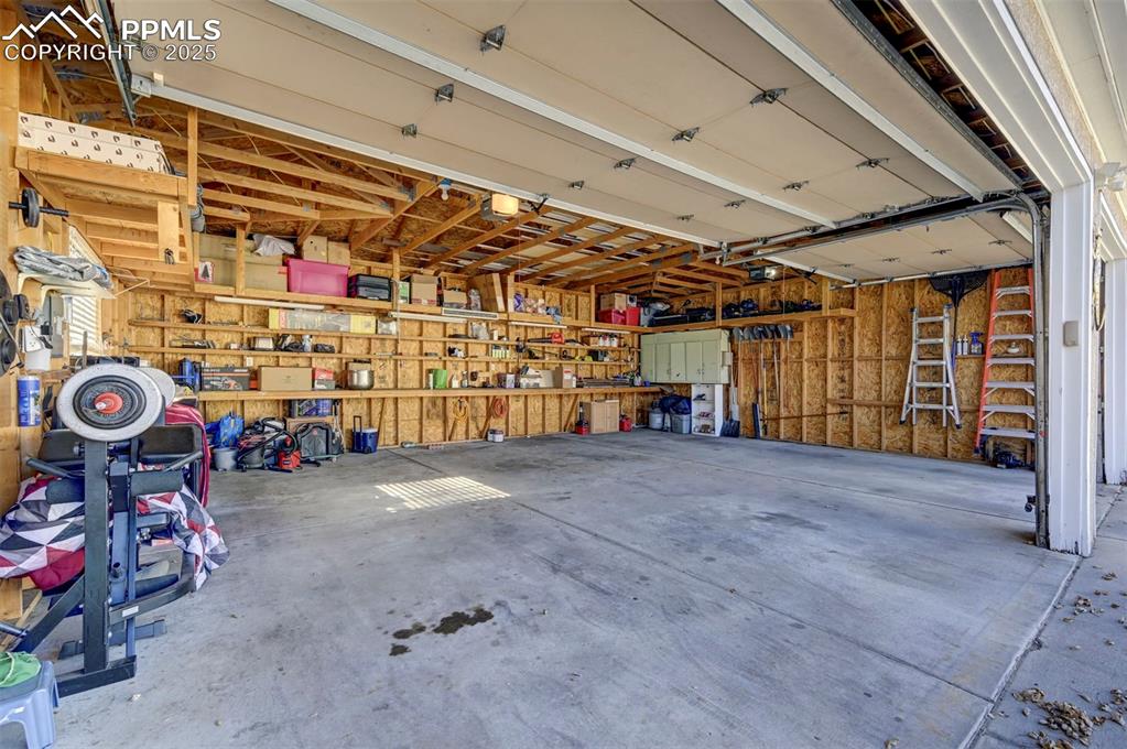 Image 42 of 47: Garage