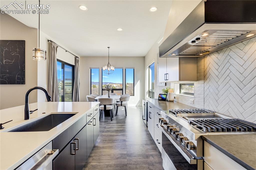 Image 10 of 50: Kitchen