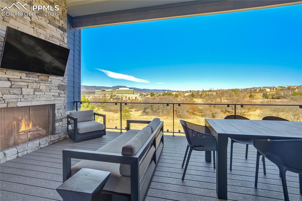 Image 16 of 50: Deck