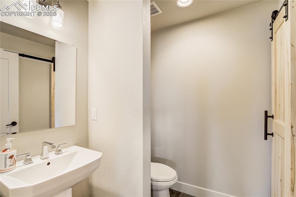 Image 33 of 50: Bathroom