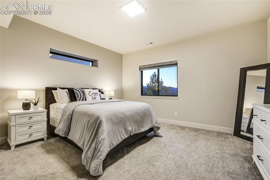 Image 34 of 50: Bedroom