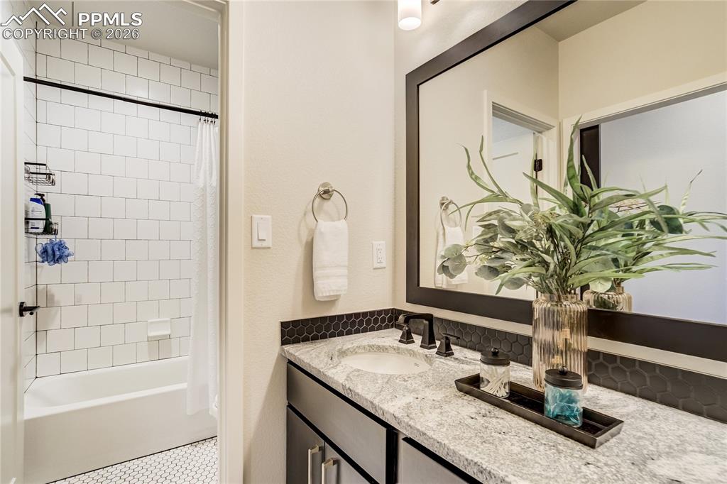 Image 35 of 50: Bathroom