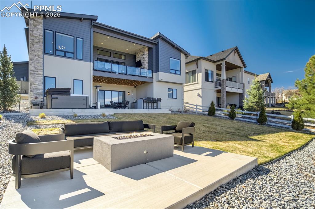 Image 45 of 50: Yard