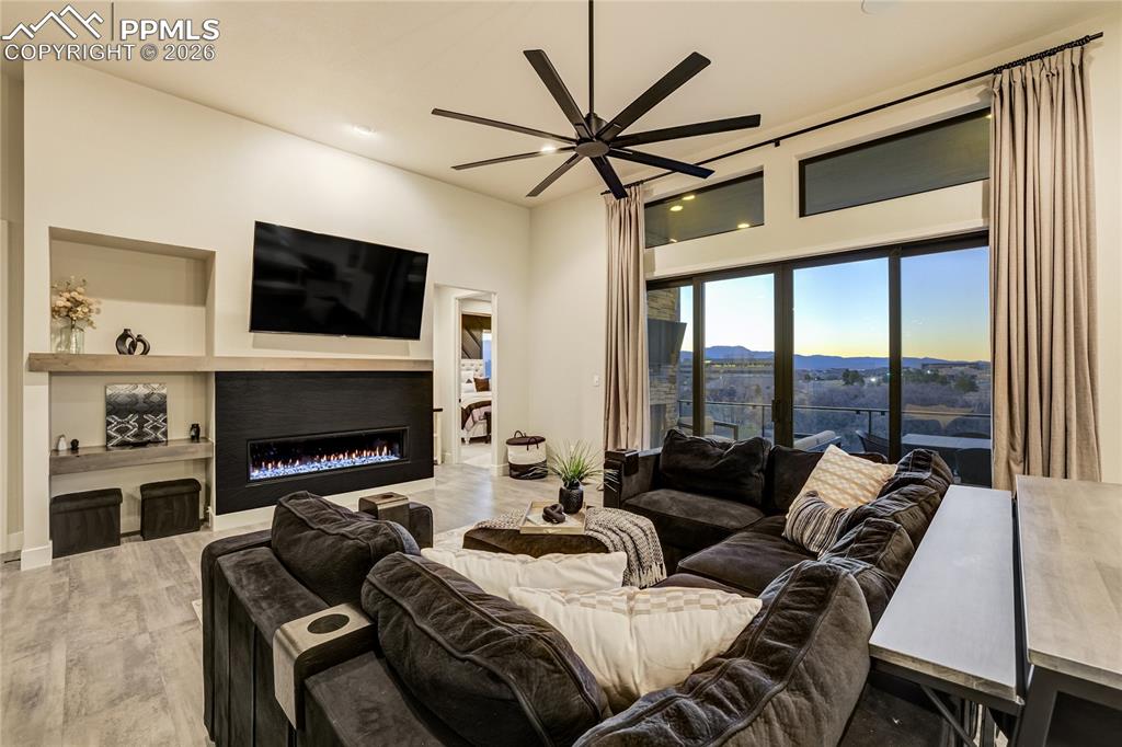 Image 5 of 50: Living Room