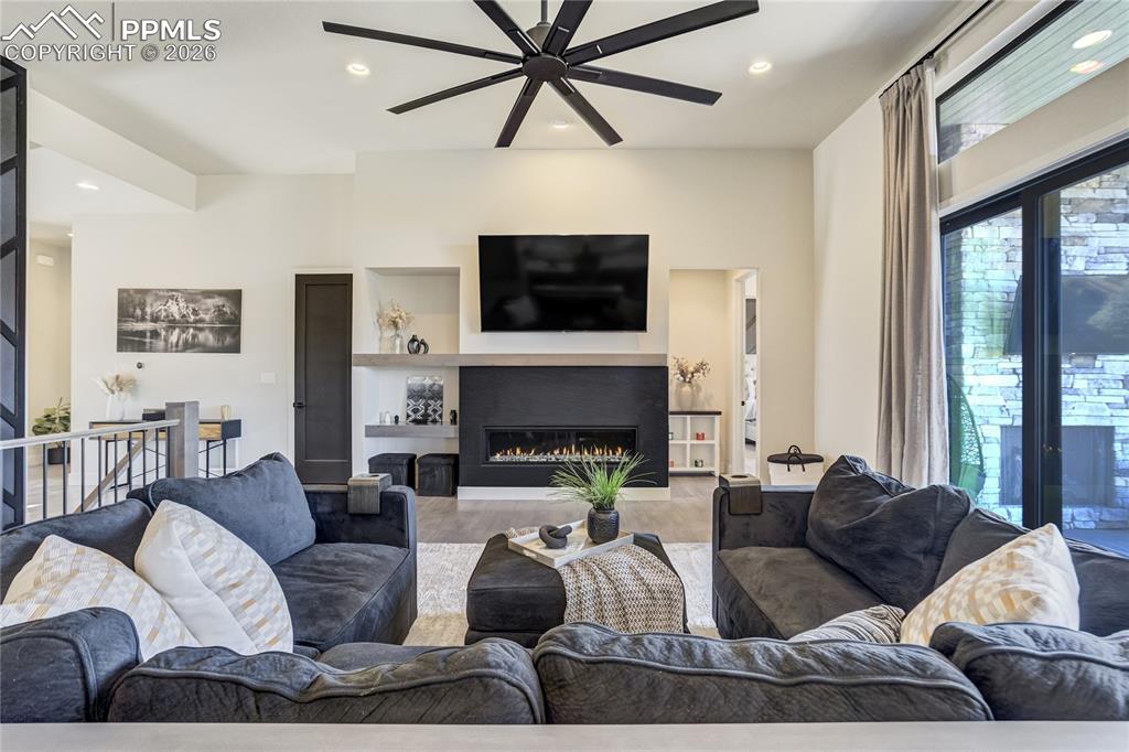 Image 6 of 50: Living Room