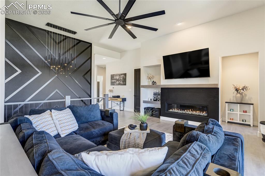 Image 7 of 50: Living Room